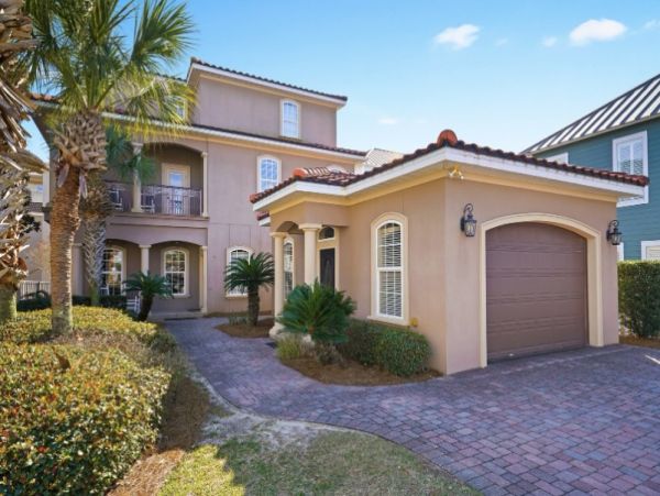 Luxurious Coastal Retreat in Miramar Beach - 7-Bedroom Home Near Beach
